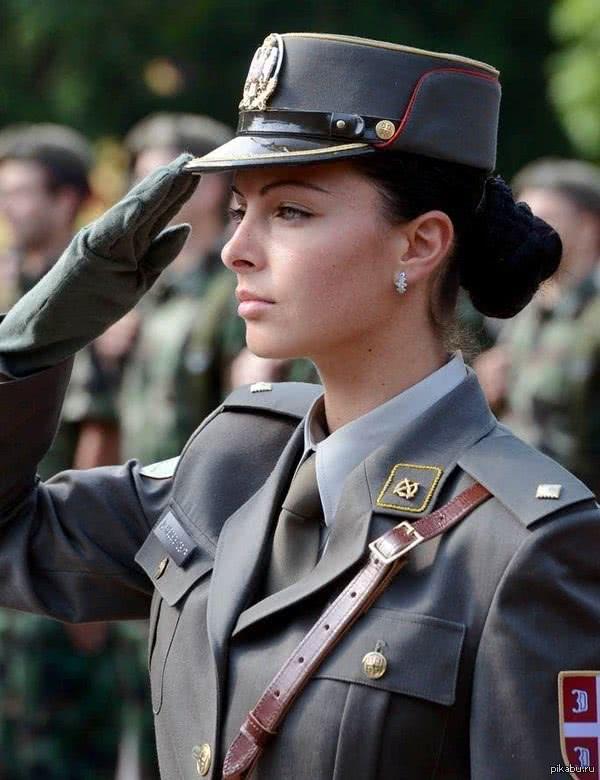 原创塞尔维亚女兵美如超模曾拿枪抵抗侵略现穿上白褂勇敢抗击疫情