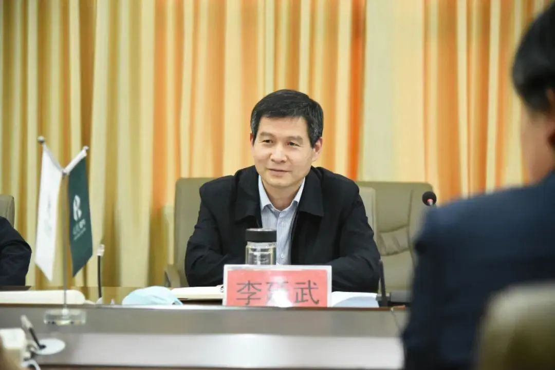 卧龙区领导李廷武党俊伟到石桥镇召开优化企业营商环境现场办公会