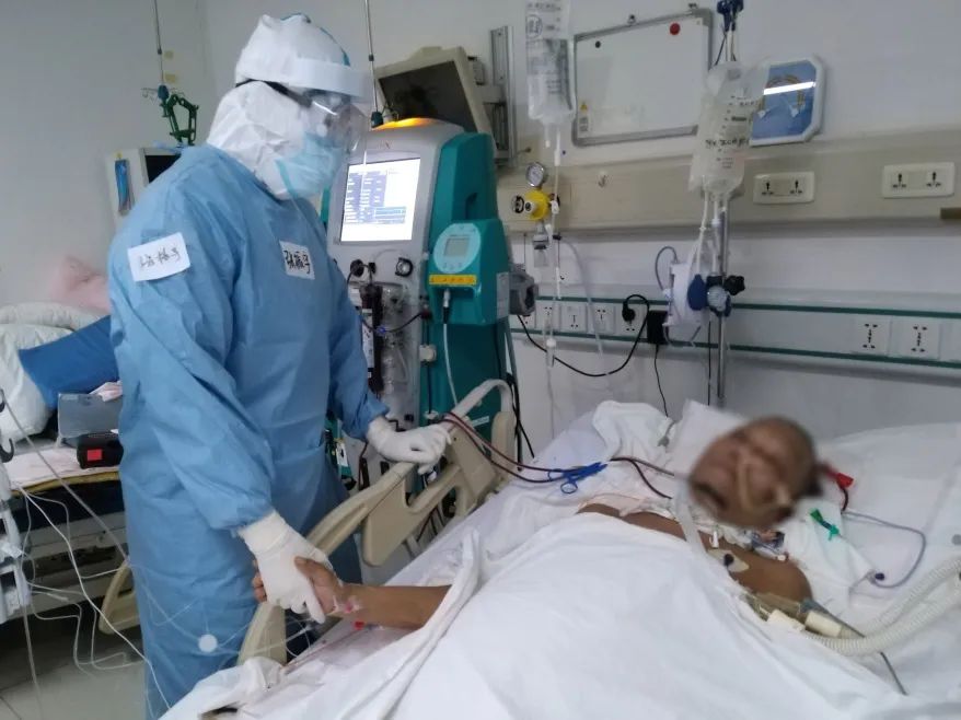 满月同气连枝共战疫护佑重症患者安