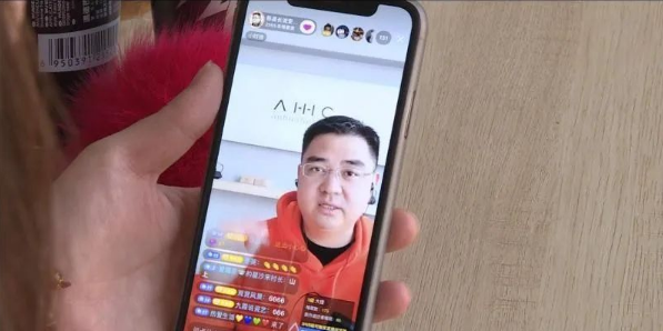 点赞安化网红县长陈灿平直播两小时带货30万