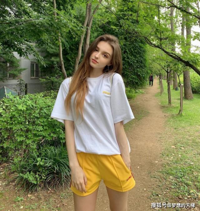 俏丽的俄罗斯美女