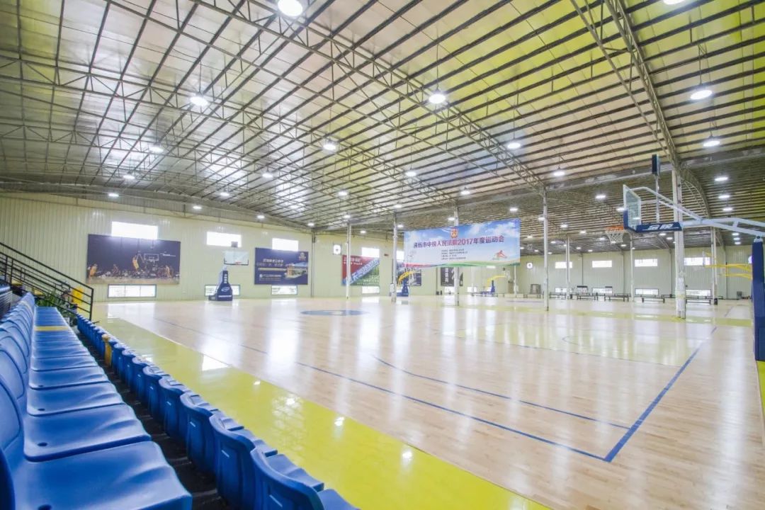 整个体育馆总面积6500平方米,内有三个木地板标准篮球场,十一个羽毛