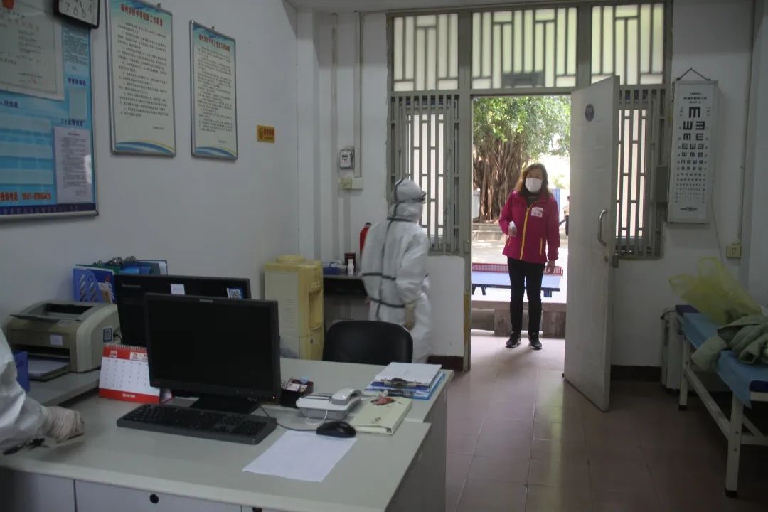 宿管人员到医务室报告校医打开隔离室当检测过程中发现学生体温异常
