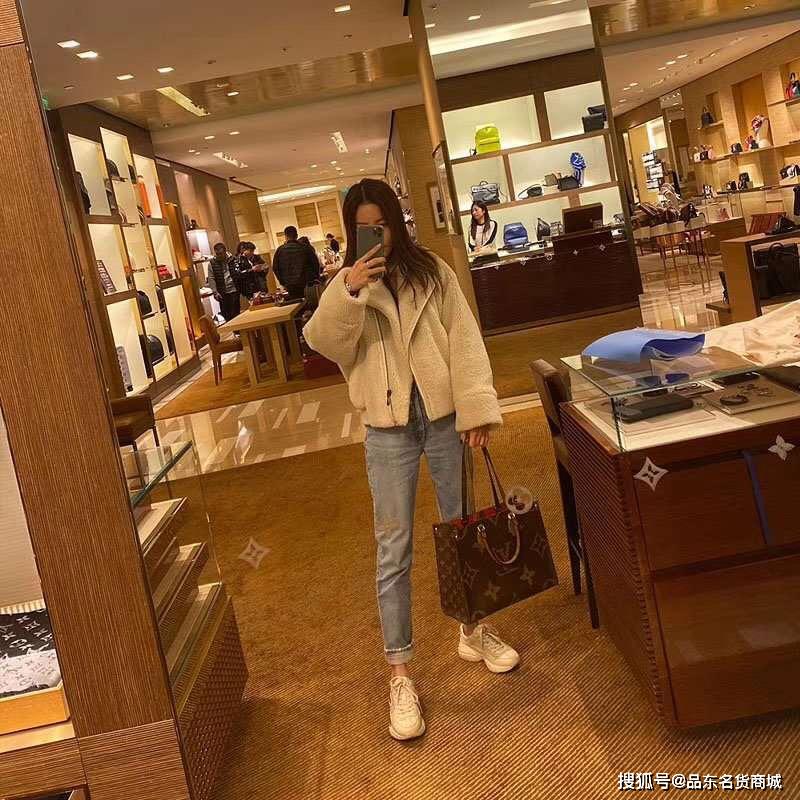 最新款lv丛林系列onthego手袋上身效果图