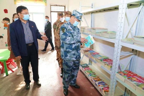 郑州警备区司令员徐军在新密市检查调研脱贫攻坚时强调扶贫帮困一定要