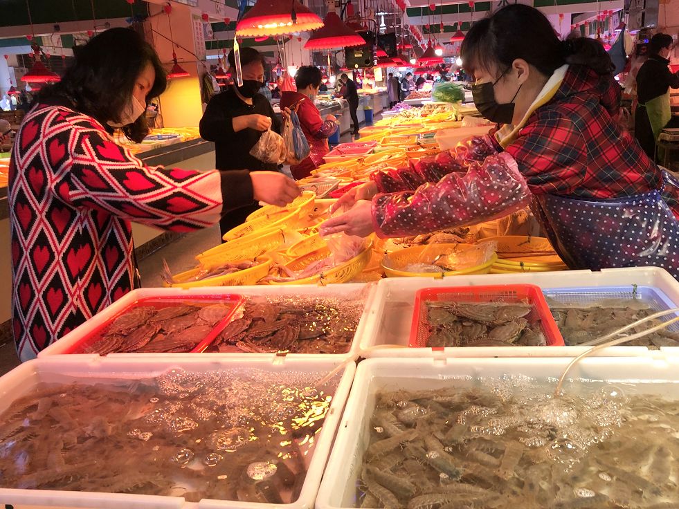 鳌江的海鲜降价了有人买了几公斤鲳鱼和虾