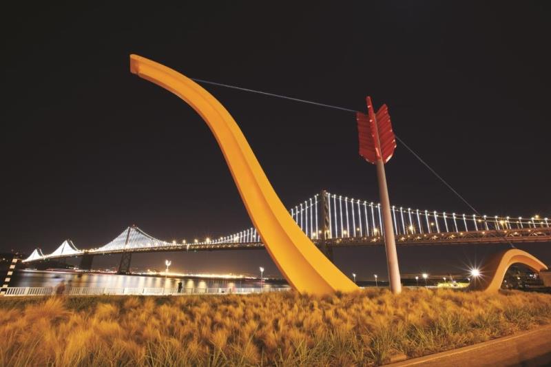 大连海湾大桥两个雕塑图片