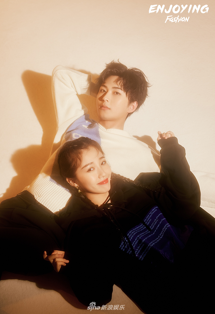 虞书欣和李歌洋合体拍大片狗啃刘海造型俏皮可爱