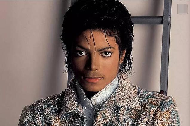 塔拉博雷利就在传记中写到,迈克尔是因为白癜风才导致部分皮肤变白,红