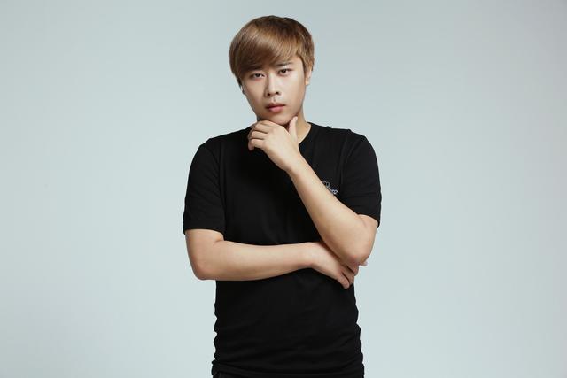 原创uzi庆祝订阅超千万整活同卢本伟开黑透漏多年秘密