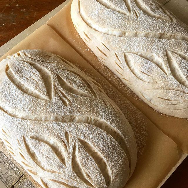 那些面包就在烘焙师手中开出了花,可以想象到烘焙师手拿割刀,认真割包