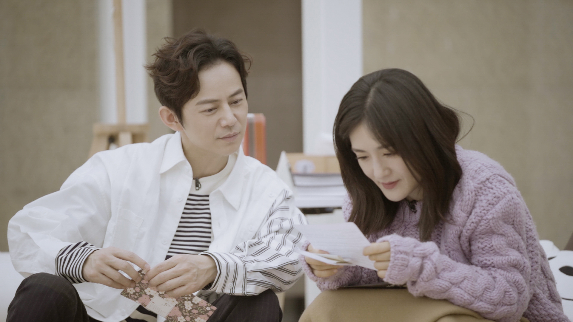 朋友请听好何炅自曝有社交恐惧易烊千玺分享儿时培训班经历