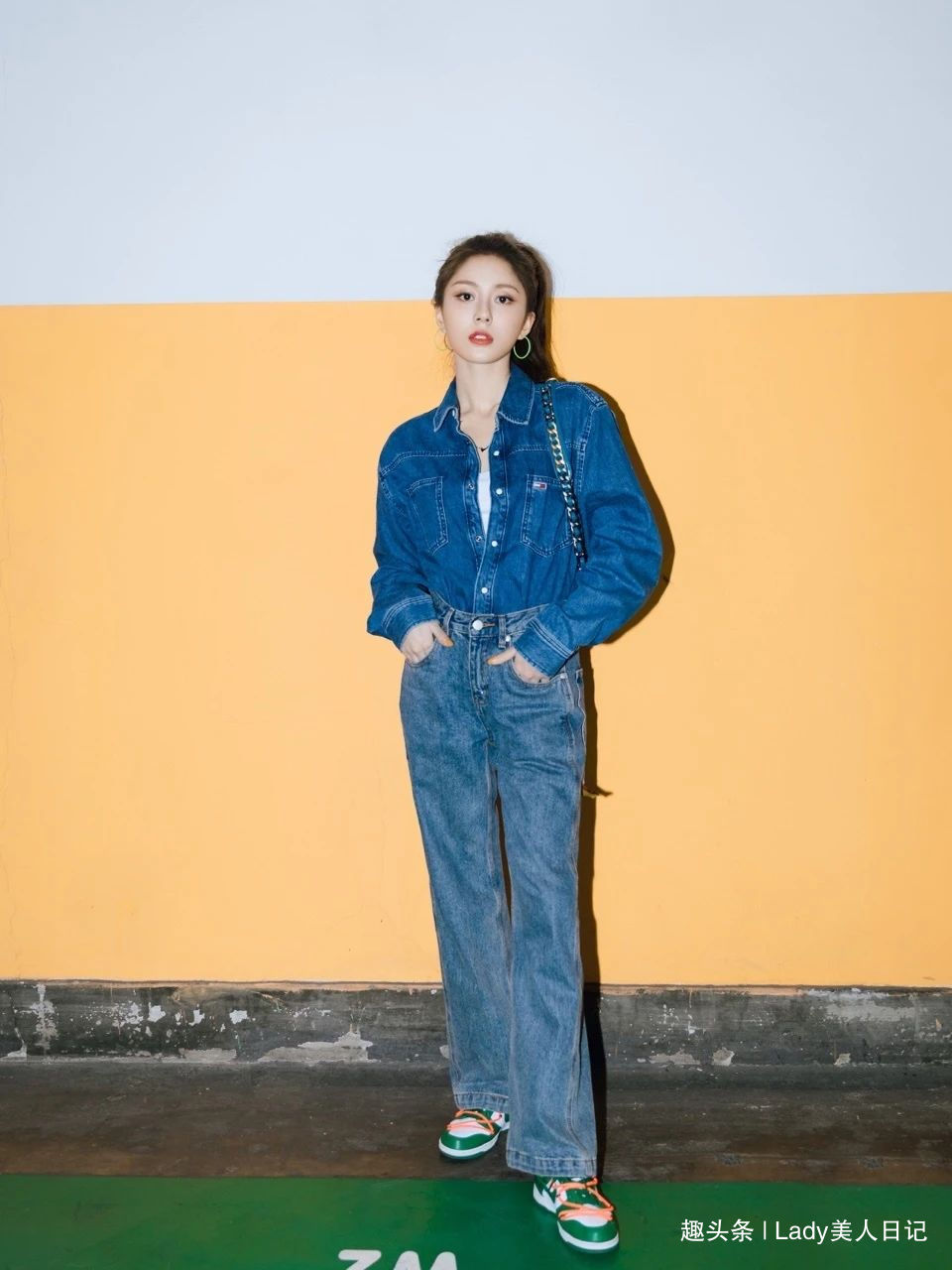 身穿碎花吊带裙的汤敏大秀香肩喝着咖啡歪头笑怎么还有点羞涩