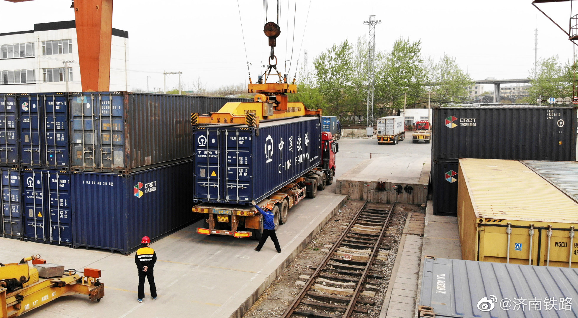 连日来济南局济南车务段泺口货运站全力保障复工复产和湖北地区的物资
