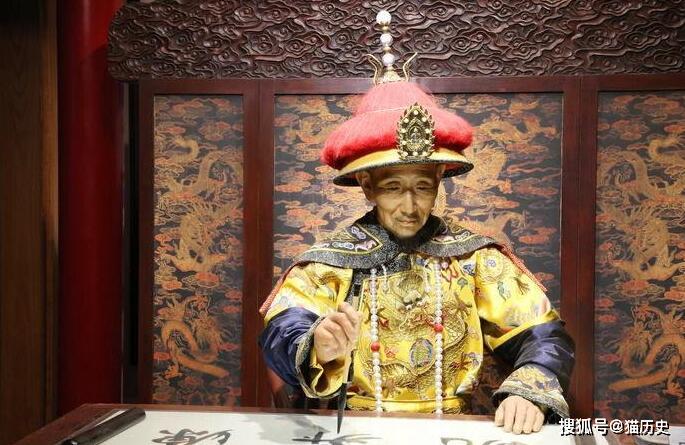 康熙皇帝蜡像凌晨4点:起床,洗漱,编辫子,穿朝服,再喝上一碗羹(汤),做