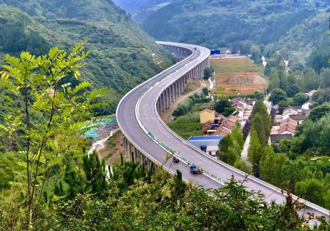 太凤高速计划今年九月份建成通车,各项工程正在有序进行中