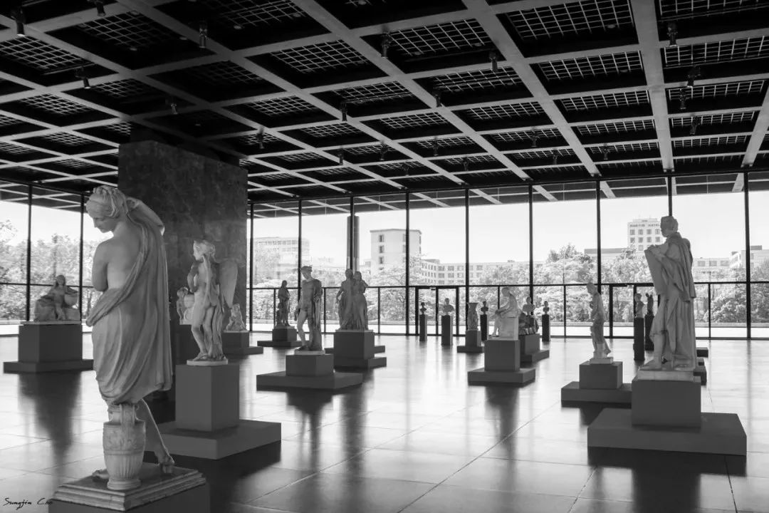 美术馆为两层的正方形建筑,一层在地面,一层在地下.