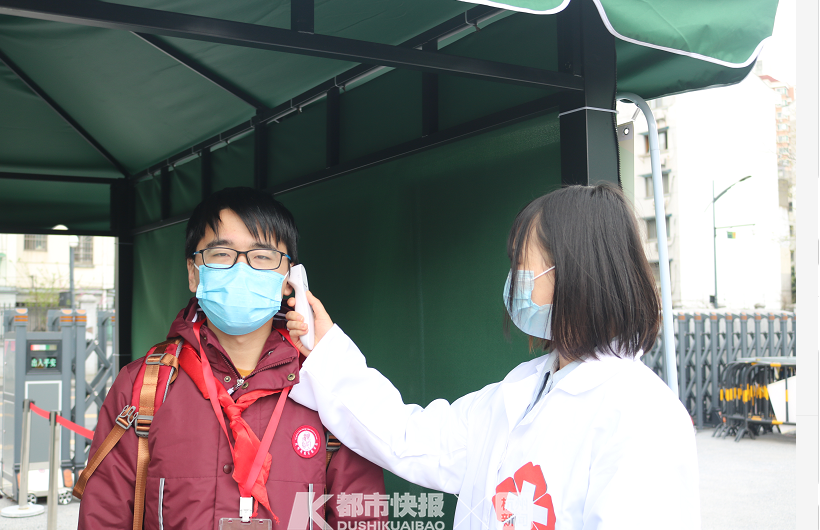 穿校服戴口罩测体温刷市民卡杭州这所学校的照片在家长圈热传什么情况