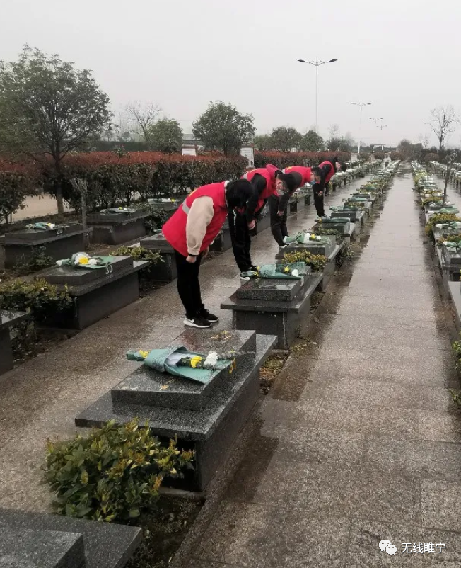 祭扫通告和文明祭扫倡议,公墓服务中心推出了"清一次杂草,擦一次墓碑