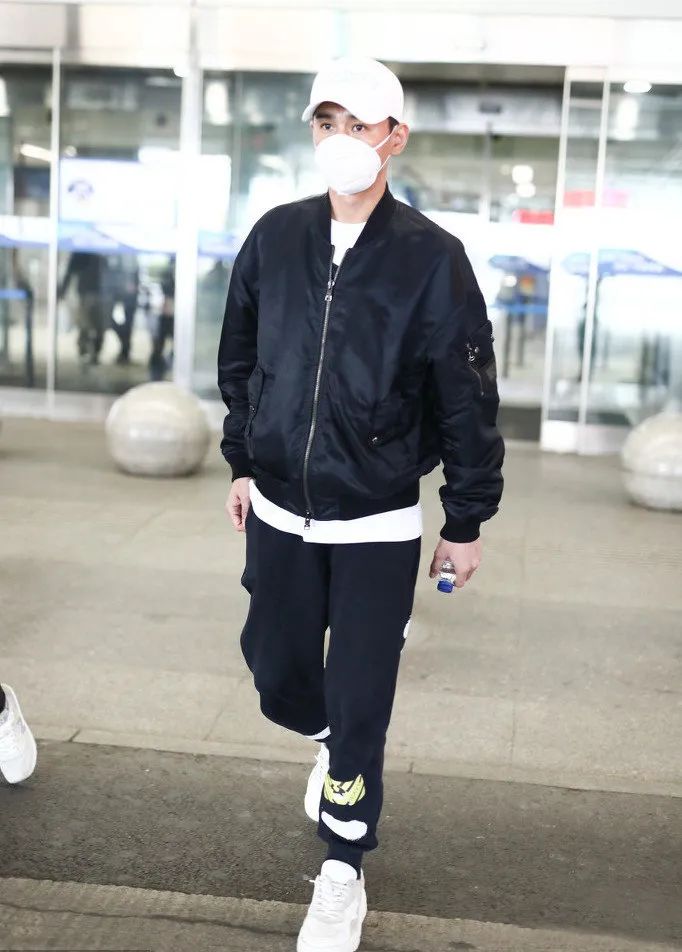 41岁乔振宇时髦搭配ma1飞行夹克运动裤造型减龄帅气