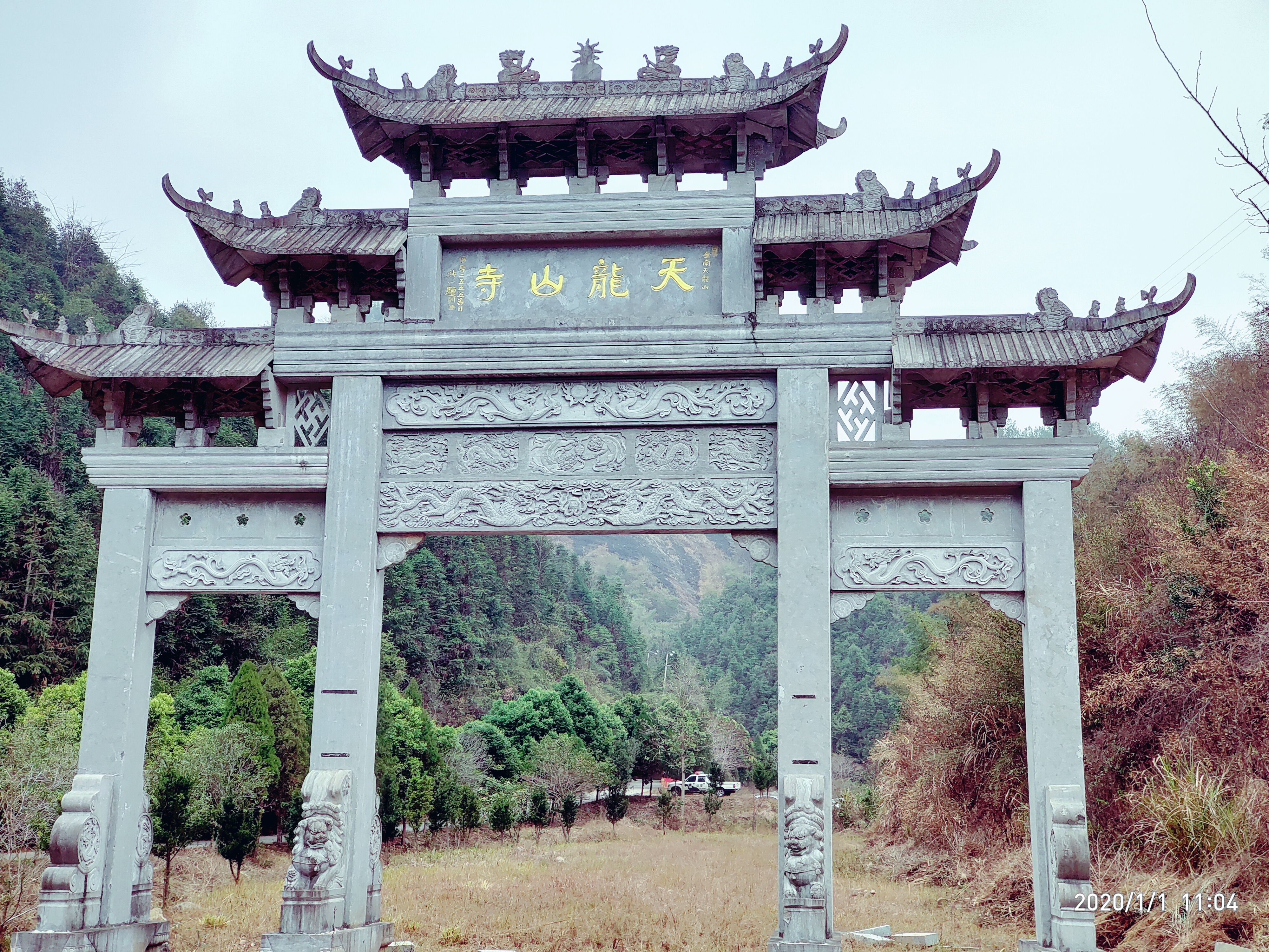 贛南首條客運架空索道,纜車兩旁天龍山主峰,阿婆髻峰山峰聳立.