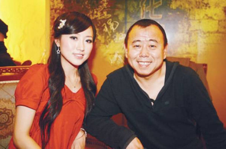 这也不影响他在喜剧界的地位,赵本山心心念念想收魏三为徒,可不久前