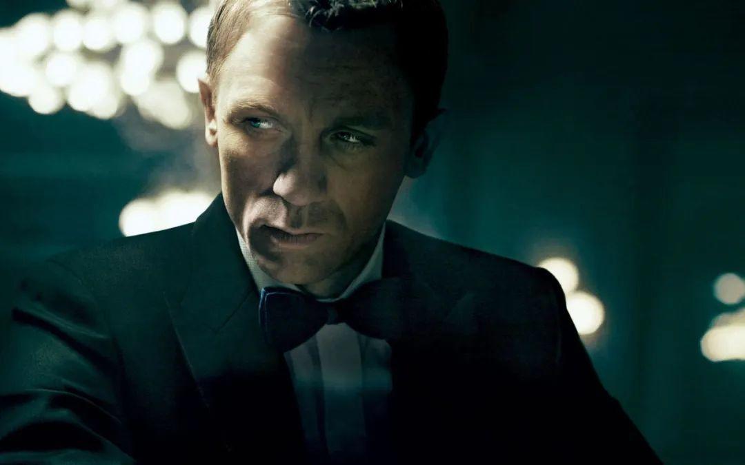 当然,上一任007的扮演者皮尔斯·布鲁斯南将邦德花花公子的特性也用到