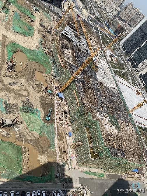 泰州万象城双子塔楼正在打桩