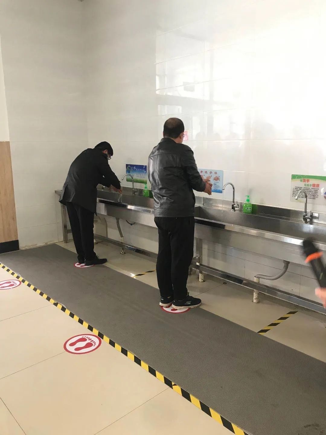 餐前洗手保持安全距离▲食堂打饭有序排队▲单人单桌同向就餐▲岸级
