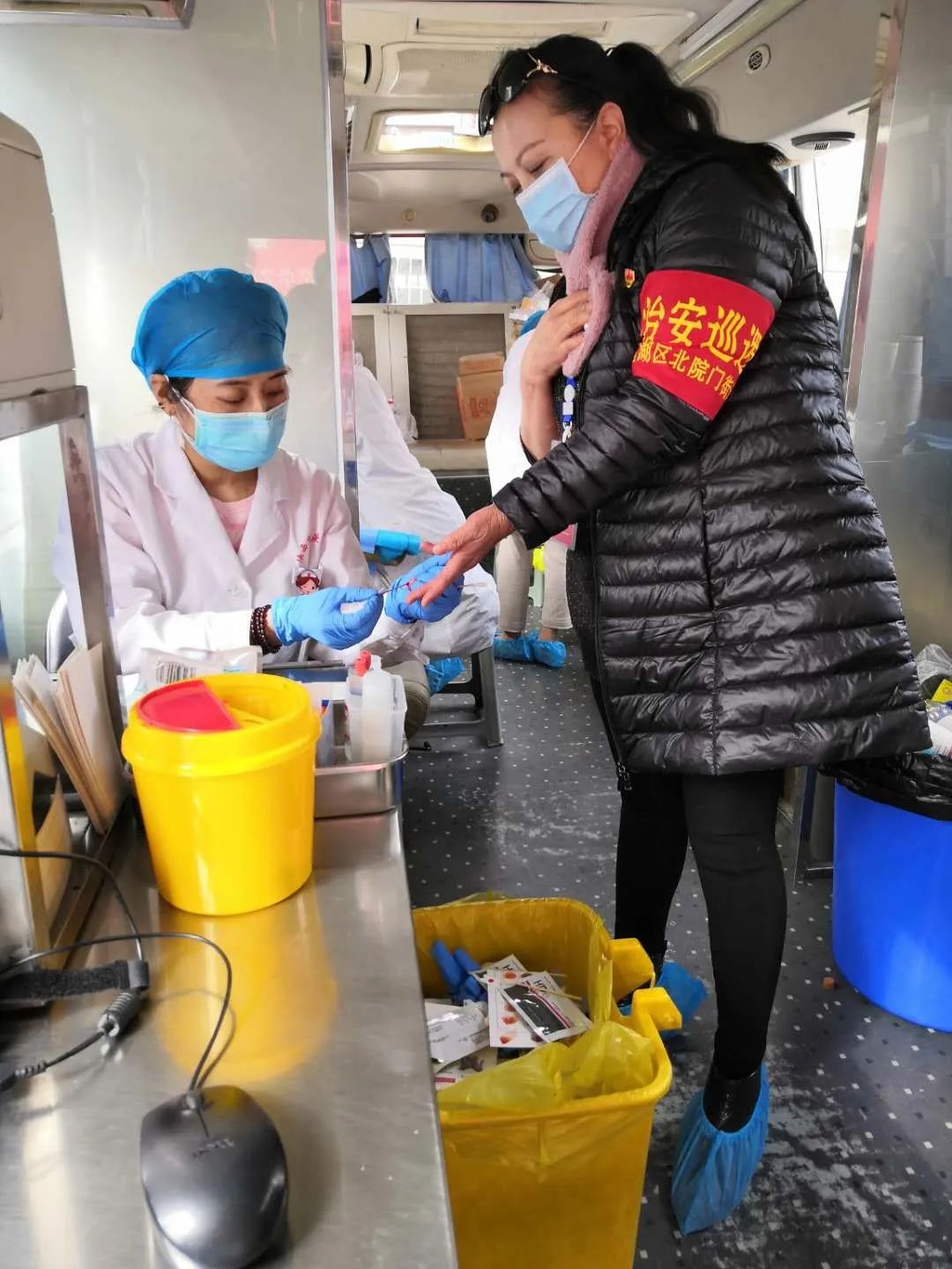 献血人员在医护人员的指导下认真填表体检化验抽血整个献血过程