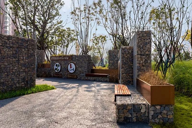 天府消防文化公园/蓝海景观景墙上的鱼游雕塑,呼应