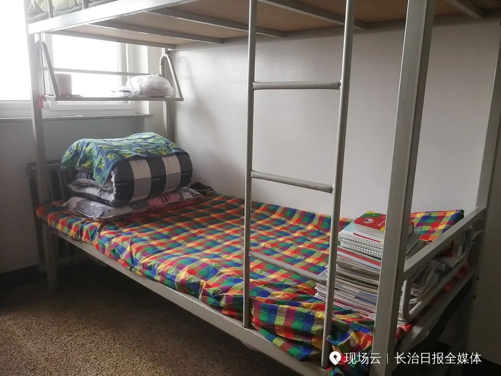 长治六中将原高一,高二的宿舍改造为高三学生使用,将原宿舍学生的物品