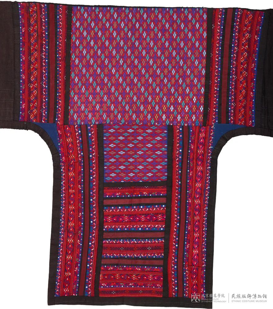 苗族黄平数纱绣背扇馆藏编号为mfb002238的贵州麻江