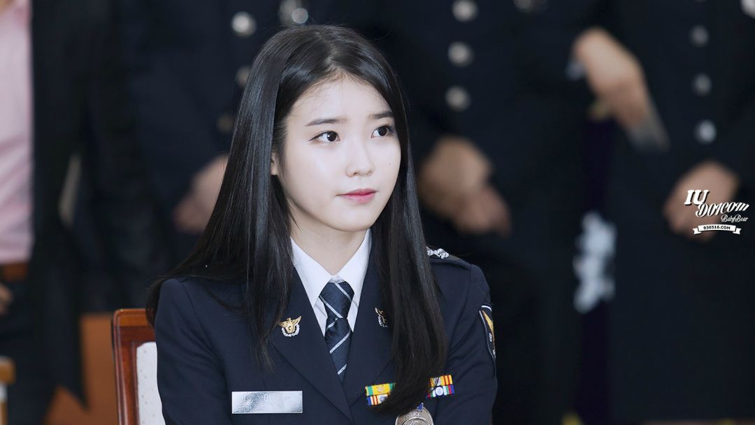 长得那叫一个清纯被标榜为韩国"国民妹妹"的iu代表人物:iu隆鼻,垫下巴