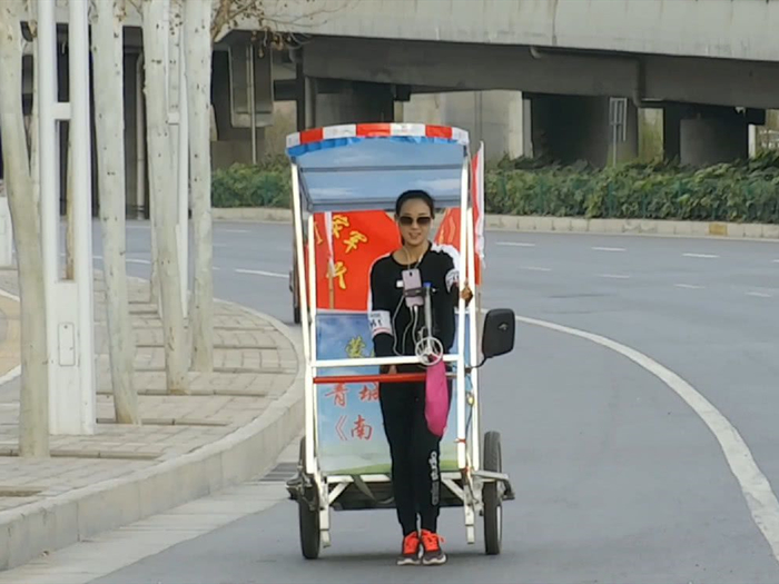 原创徒步必拉车拉车必带狗励志满满的徒步直播为何屡遭嘲讽