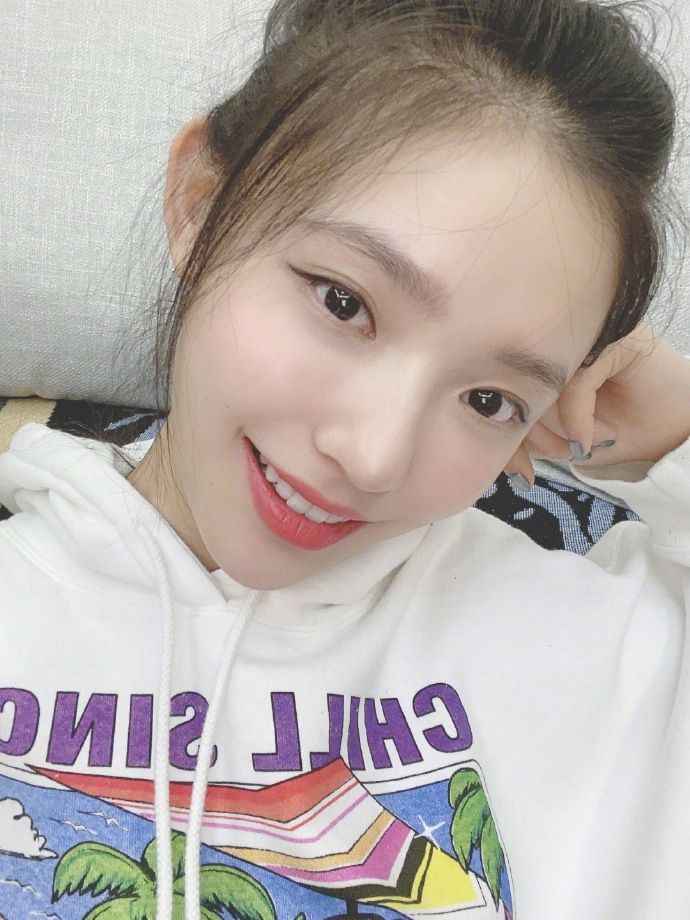 林允晒九宫格自拍丸子头配卫衣青春元气