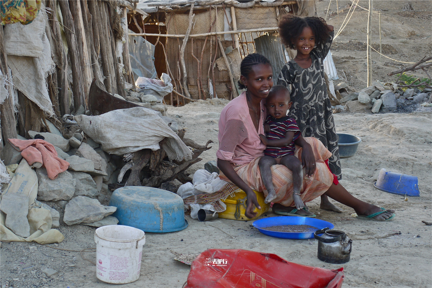 非洲最艰难的山村:孩子吃土填报肚子,村民自制咖啡卖给游客