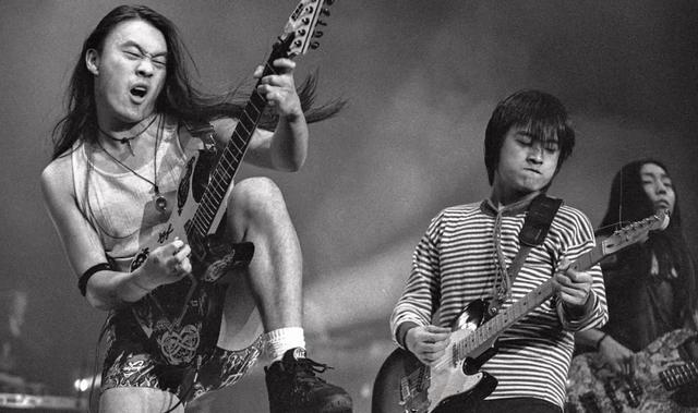 邓讴歌的长发与花短裤,何勇的还浑身与《姑娘漂亮》《垃圾场》等歌曲