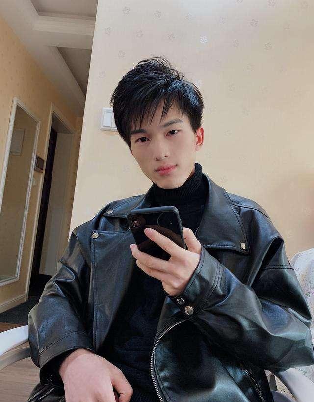 结果小抠脚和难言都邀请了,虎牙女主播柔柔,作为和平