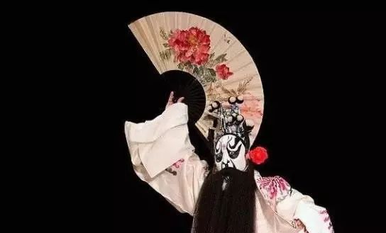 扇子戏曲表演中的万能道具