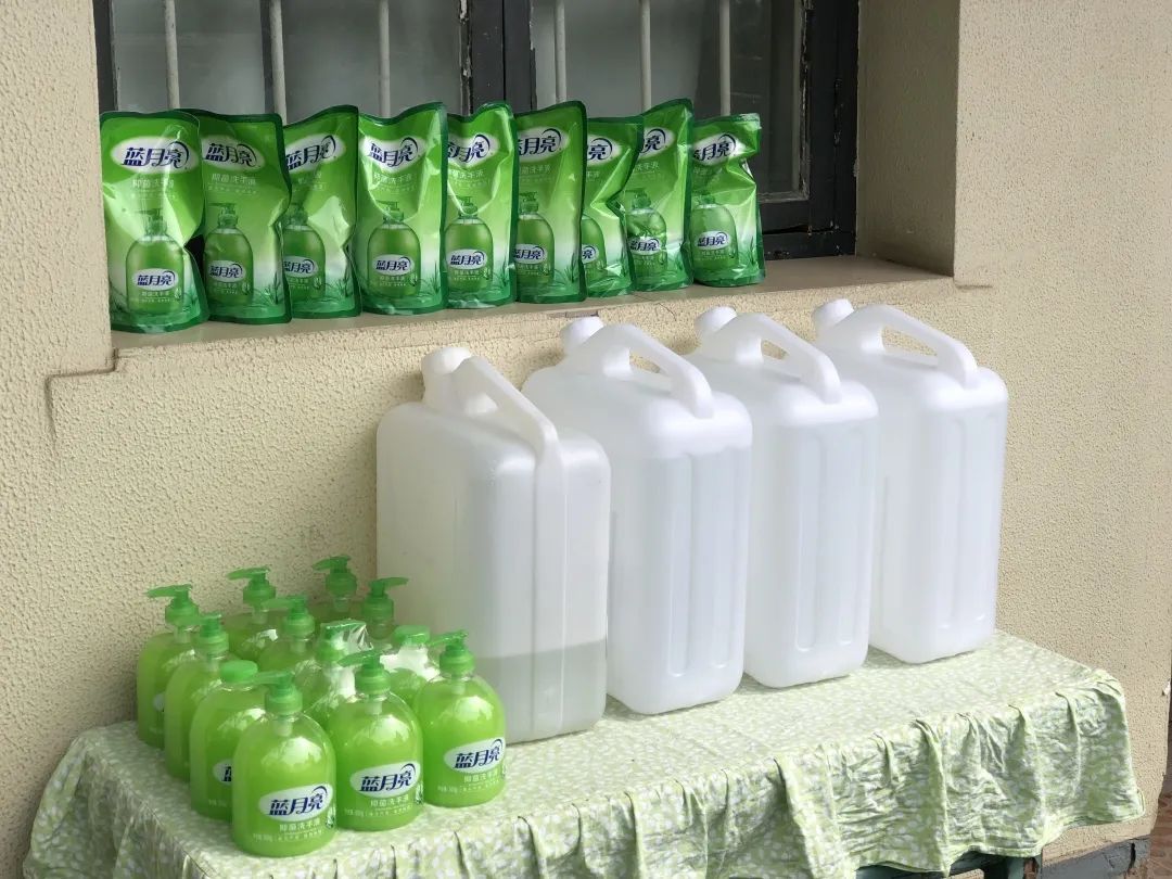 洗手液,防护服,额温枪,消毒纸巾等防疫用品,设立专用防疫用品仓库,由