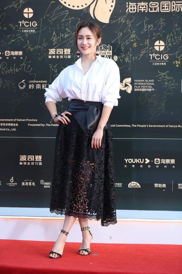 原创刘芸真懂衬衫时尚搭配蕾丝透视裙身材妖娆气质更有看点