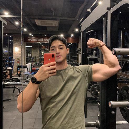 韩国欧巴练就一身好看肌肉却被人说与相貌不符