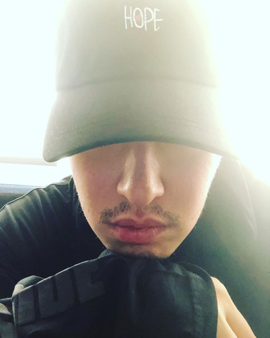 潘玮柏晒近照一脸胡茬显沧桑 脸颊瘦出棱角黑眼圈明显_近况