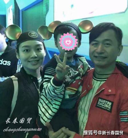 黄舒骏90后娇妻曝光,曾为选美比赛冠军,二人相差24岁无代沟_张菁芳