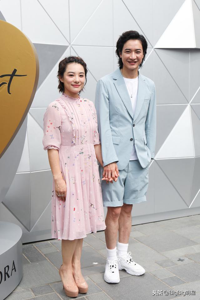 刘璇与老公的合照刘璇看上去好少女啊