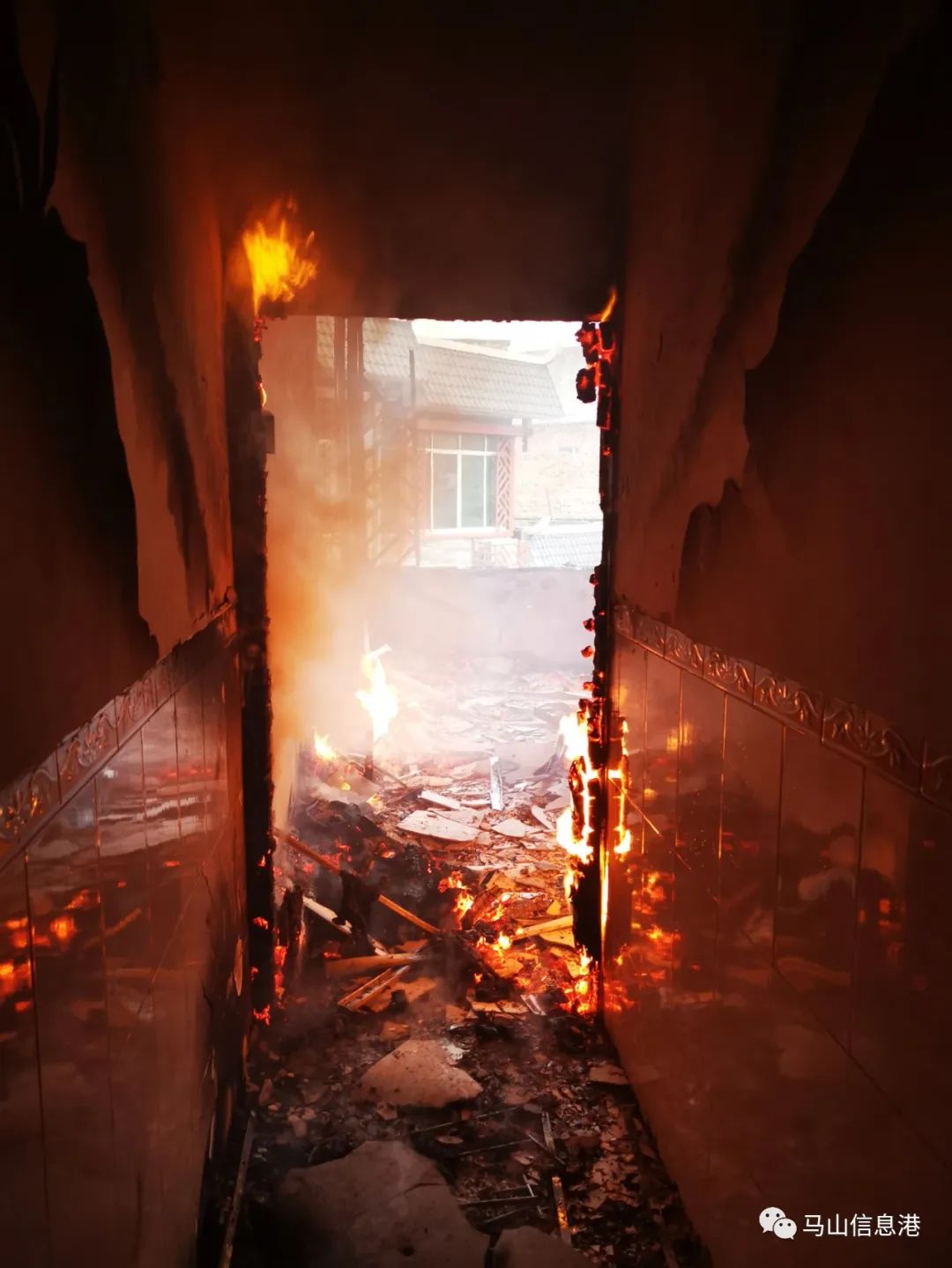 林圩一民房火灾,火光冲天,屋内物品烧成灰烬