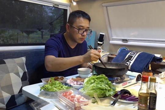 下雨天一个人的的房车生活从火锅开始