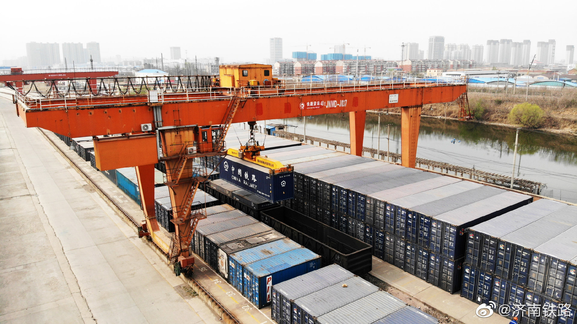 连日来济南局济南车务段泺口货运站全力保障复工复产和湖北地区的物资