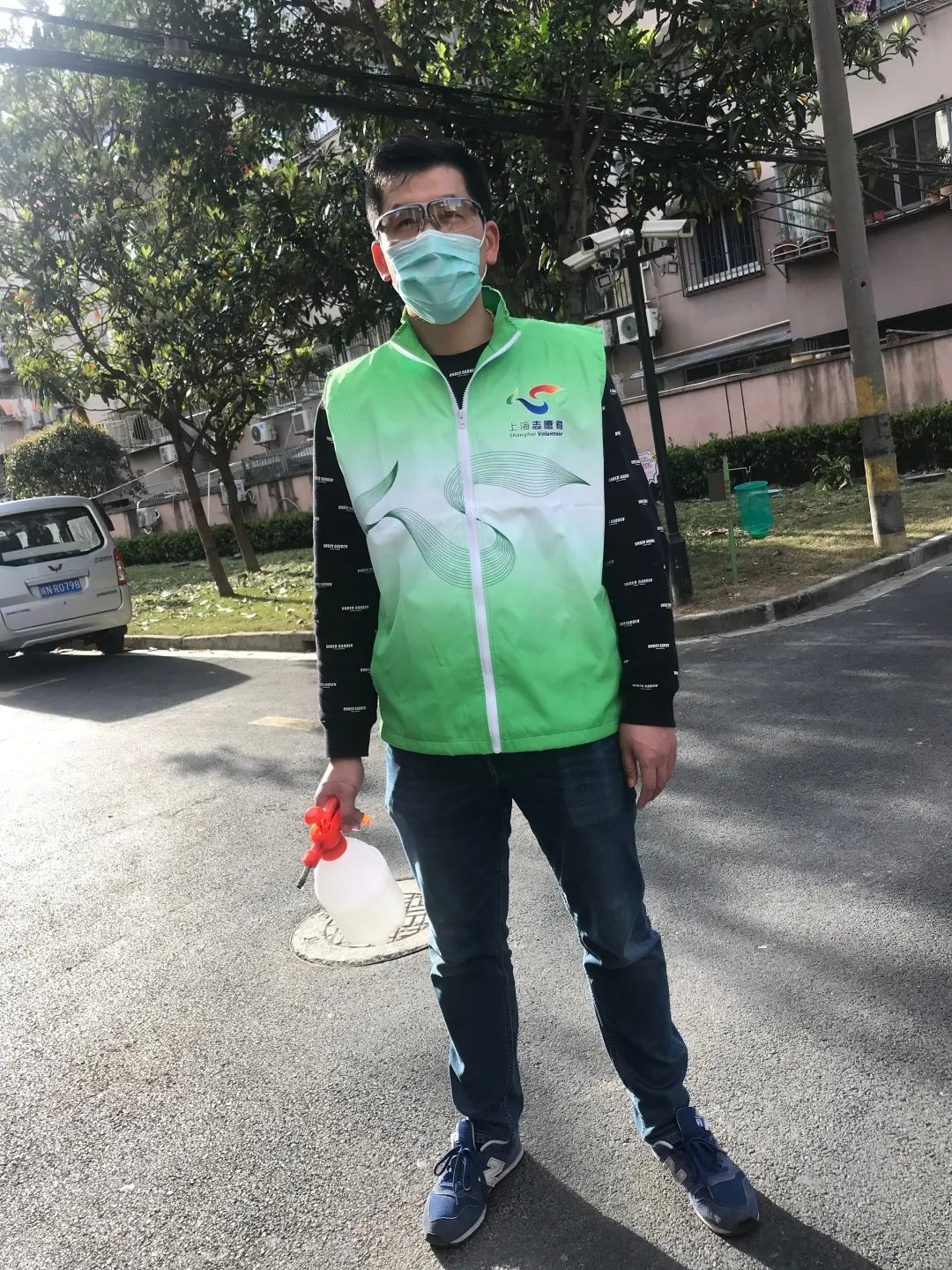 为了稳定老百姓的恐慌情绪金明华带头每天提着消毒桶为该住户所在